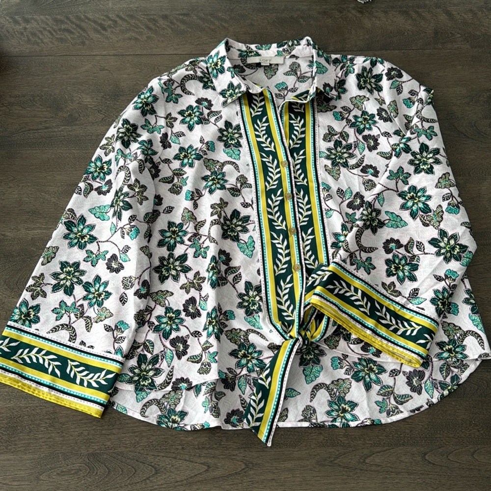 Gorgeous LOFT silky blouse